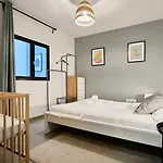 4 Bedroom With Parking ! *