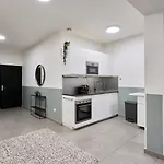 4 Bedroom With Parking ! Apartmán