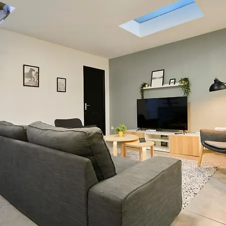 4 Bedroom With Parking ! Apartment *