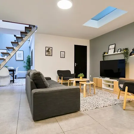 4 Bedroom With Parking ! *