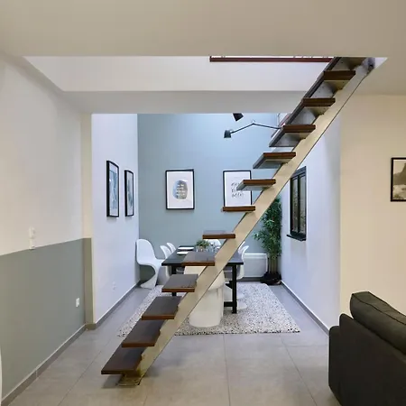 4 Bedroom With Parking ! アパート *