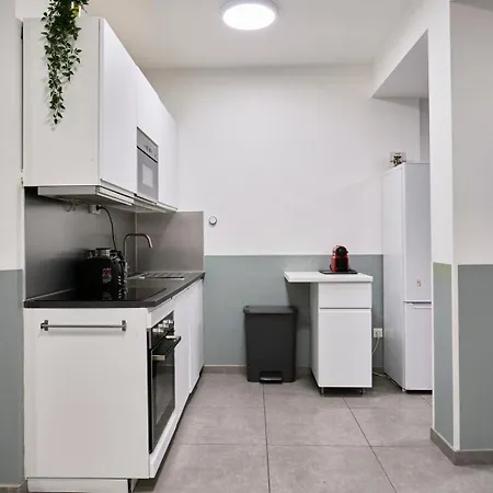 4 Bedroom With Parking ! Apartment