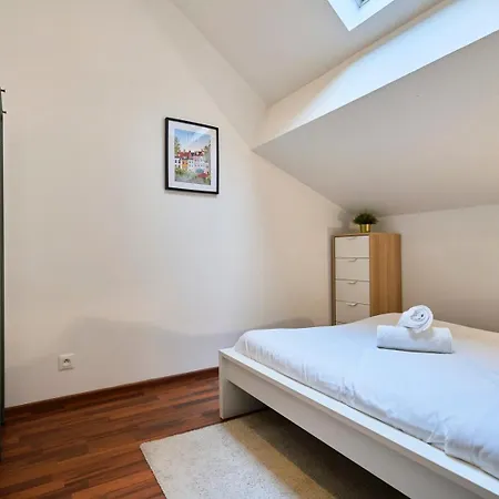 4 Bedroom With Parking ! *