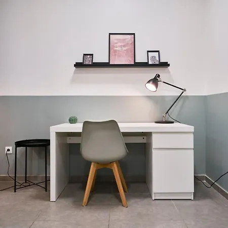 Apartment 4 Bedroom With Parking ! *