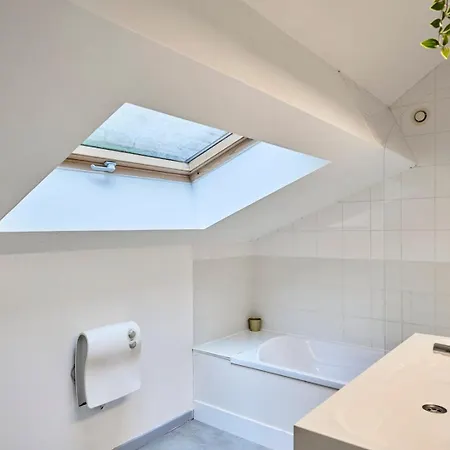 4 Bedroom With Parking !