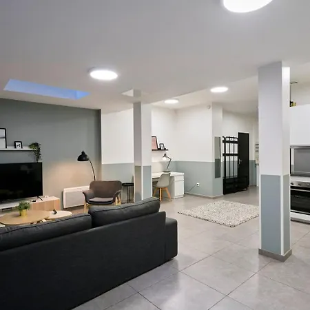 4 Bedroom With Parking ! *