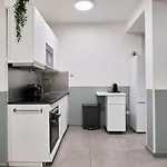 4 Bedroom With Parking ! Apartment
