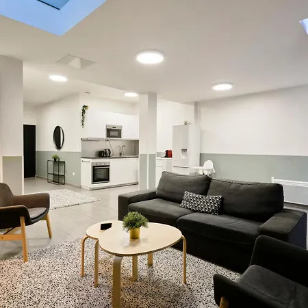 4 Bedroom With Parking ! *