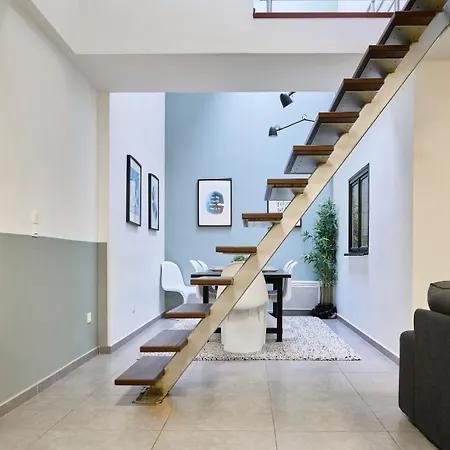 4 Bedroom With Parking ! *