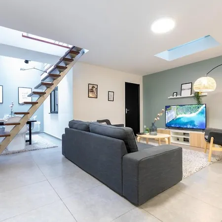 4 Bedroom With Parking ! Lägenhet *