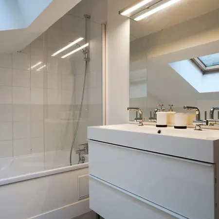 4 Bedroom With Parking ! Appartement *