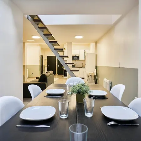 4 Bedroom With Parking ! Lägenhet