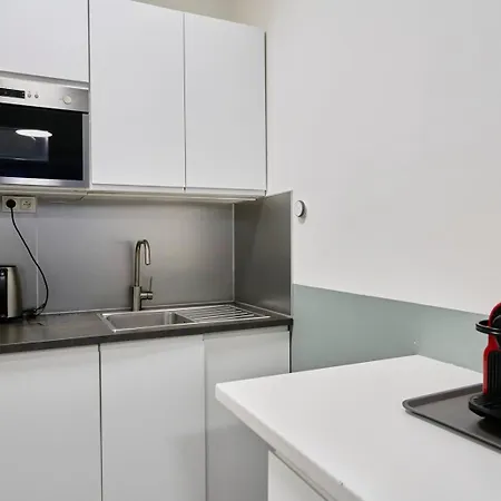 4 Bedroom With Parking ! Lägenhet