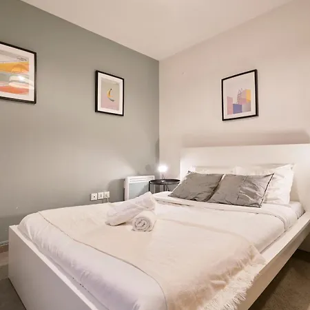 4 Bedroom With Parking ! *