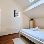 4 Bedroom With Parking ! *